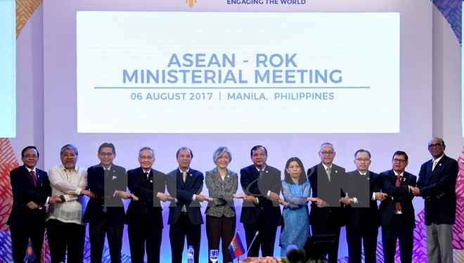 Ngoại trưởng Hàn Quốc Kang Kyung-wha (giữa) tham dự Hội nghị Bộ trưởng Ngoại giao ASEAN và Hàn Quốc tại Manila, Philippines, ngày 6/8. (Nguồn: EPA/TTXVN)