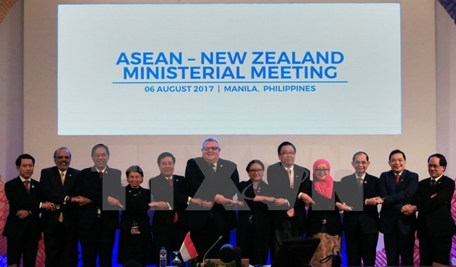 Phó Thủ tướng kiêm Bộ trưởng Ngoại giao Việt Nam Phạm Bình Minh (thứ 5 trái) tham dự Hội nghị Bộ trưởng Ngoại giao ASEAN và New Zealand tại Manila, Philippines, ngày 6/8. (Nguồn: AFP/TTXVN)