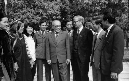 Đồng chí Võ Chí Công (giữa) với đồng chí Võ Văn Kiệt và các đại biểu Quốc hội dự kỳ họp thứ 6, Quốc hội khóa 8, ngày 18/12/1989,  tại Hội trường Ba Đình. Ảnh: TTXVN