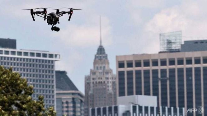 Một máy bay không người lái bay trên bầu trời thành phố New York - Ảnh: AFP