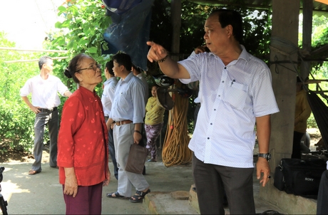 Ông Bùi Minh Quận- Phó Bí thư Huyện ủy Long Hồ cùng đoàn đến vận động hộ gia đình ở xã Đồng Phú.