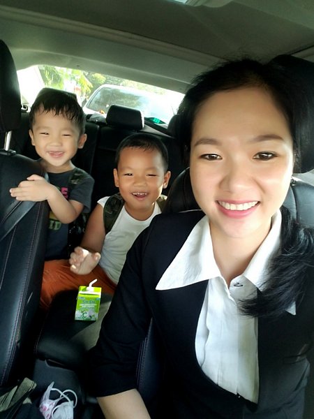 Mẹ con chị Phấn trong một chuyến rời phố về quê cuối tuần đầy vui vẻ.