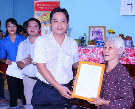 Đại diện BGH trường trao bảng nhà cho bà Phạm Thị Xứng