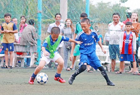 Trận chung kết môn bóng đá Đại hội TDTT TP Vĩnh Long, Phường 8 (Trường TH Chu Văn An, áo xanh dương) thắng Phường 3 (Trường TH Lê Lợi).