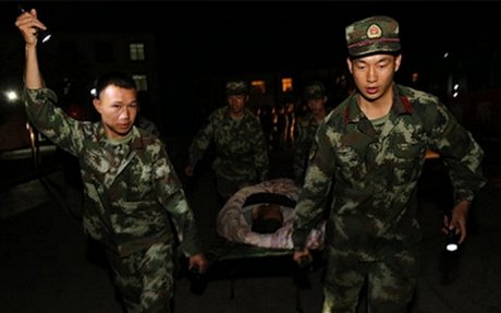 Binh sĩ Trung Quốc nỗ lực cứu người bị thương trong vụ động đất tại Cửu Trại Câu. Ảnh: Reuters