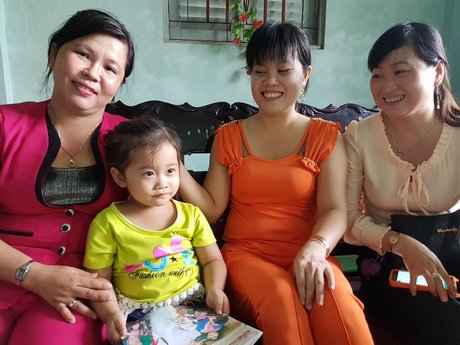 Chị Lê Ngọc Hường, bé Gia Hân và cô giáo Lê Thị Thanh Lộc, Nguyễn Thị Thùy Trang