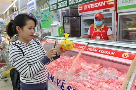 Người tiêu dùng chọn mua thịt heo có truy xuất nguồn gốc tại hệ thống siêu thị Co.op Mart. Ảnh: Thanh Vũ/TTXVN