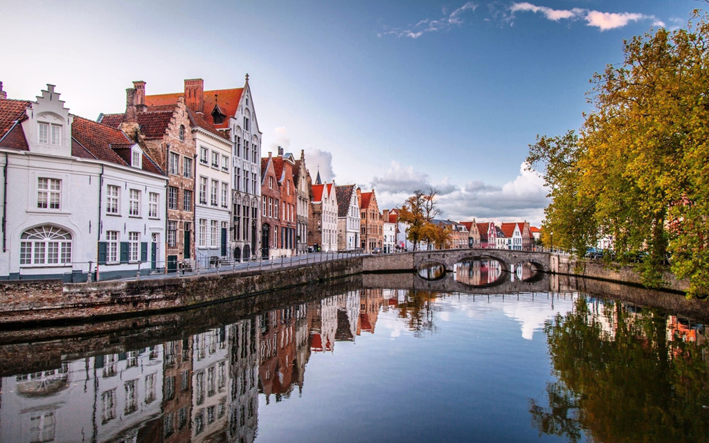 Bruges (Bỉ): Hẳn bất cứ ai từng xem phim “In Bruges – Câu chuyện hai sát thủ” sẽ đều ấn tượng đặc biệt với khung cảnh lãng mạn với cảnh quan đẹp và nhiều công trình lịch sử của thành phố Bruges (Bỉ). Trên thực tế, nhiều du khách đến thăm thành phố đã cảm nhận nơi này đẹp hơn cả khi ở trên phim. Những công trình kiến trúc, kênh rạch và đường phố lát đá từ thời trung cổ làm cho Bruges trở thành một trong những thành phố hấp dẫn nhất thế giới. Ảnh: Canuckabroad.