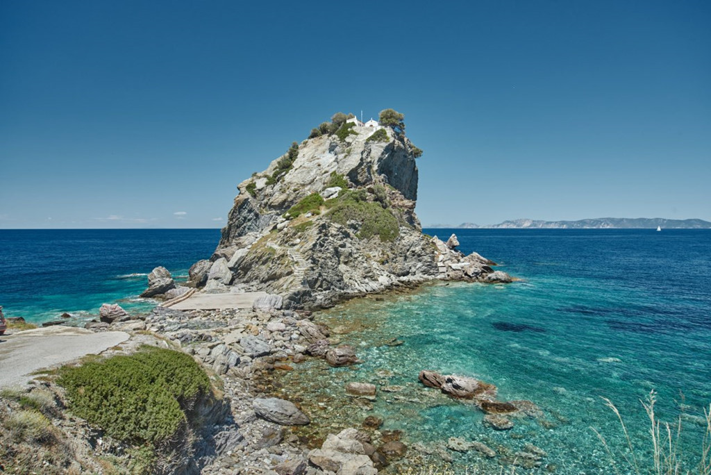 Đảo Skopelos (Hy Lạp): Skopelos là hòn đảo nằm ở vùng Thessalía, Hy Lạp, thu hút du khách nhờ những bãi tắm đẹp. Một trong những điểm đến nổi bật trên đảo là nhà thờ Agios Ioannis Kastri, nằm trên một núi đá lớn, nơi diễn ra đám cưới của nhân vật trong phim Mamma Mia. Ảnh: Lucianniculescu.