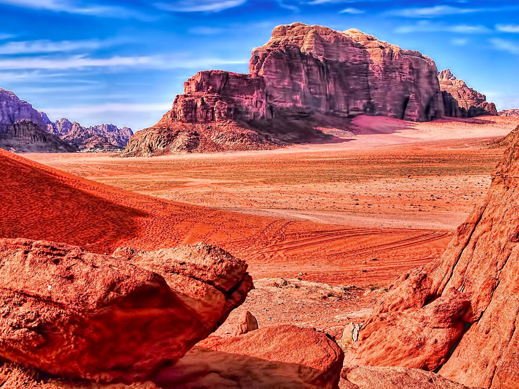 Sa mạc Wadi Rum (Jordan): Khung cảnh hoang sơ, nhuôm một màu đỏ của sa mạc Wadi Rum ở Jordan là bối cảnh lý tưởng cho nhiều bộ phim giả tưởng về sao Hỏa. Khu vực rộng lớn này còn được gọi là “Thung lũng Mặt trăng”. Du khách đến đây cảm nhận mình như đang thực sự đứng ở hành tinh khác. Ảnh: Business Insider.