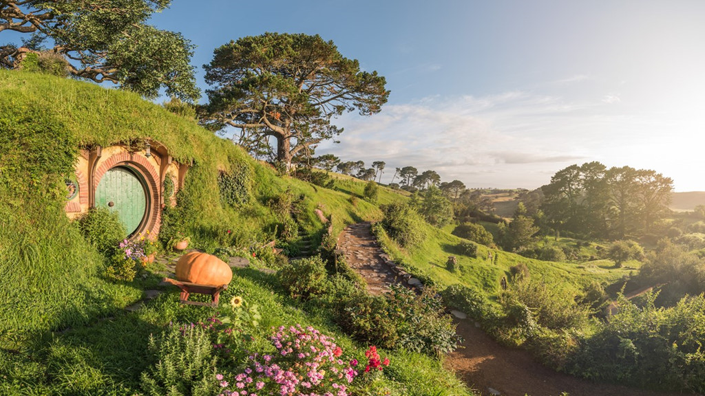 New Zealand: Rất nhiều địa danh ở New Zealand được chọn làm cảnh quay trong siêu phẩm “Chúa tể của những chiếc nhẫn”. Khung cảnh đồi núi hùng vĩ, cánh đồng rộng lớn, thiên nhiên tươi tốt khắp đất nước này đều trở nên hấp dẫn trong mắt du khách. New Zeland cũng là điểm đến lý tưởng cho những du khách thích đi bộ đường dài. Ảnh: Hobbitontours.