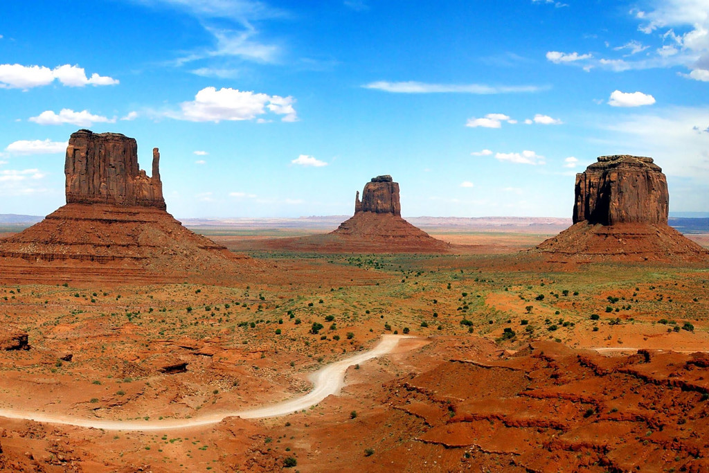 Thung lũng Monument Valley (Mỹ): Monument Valley nằm trên biên giới Arizona-Utah, được chọn làm bối cảnh của nhiều bộ phim, cả khoa học viễn tưởng và phim hành động. Màu sắc đỏ đậm của đất và các núi đá làm cho nơi này trở nên ấn tượng và kỳ diệu hơn trong mắt du khách khi thực sự đến thăm. Ảnh: Pietro Pecco/Youtube.