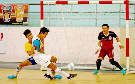 Trận đấu giữa Vàng Lộc Tài (Vĩnh Long, áo trắng) gặp Khí Cà Mau tại mùa giải 2016.