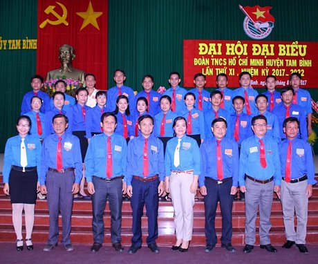 Lãnh đạo Tỉnh Đoàn, huyện Tam Bình chụp ảnh lưu niệm với BCH Đoàn nhiệm kỳ mới