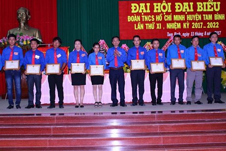 Bí thư Huyện ủy Tam Bình- Lê Tiến Dũng trao giấy khen UBND huyện cho các cá nhân, tập thể tiêu biểu