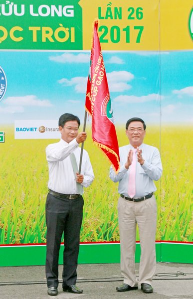  Phó Chủ tịch UBND tỉnh Vĩnh Long Trần Hoàng Tựu trao cờ lệnh cho ông Lê Thanh Tuấn- Giám đốc Sở Văn hóa, Thể thao và Du lịch, Trưởng BTC giải.