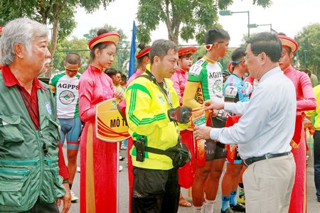 Ông Trần Hoàng Tựu- Phó Chủ tịch UBND tỉnh  trao cờ lưu niệm cho các đội tham dự giải