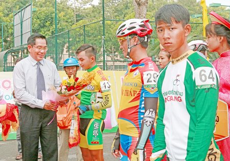 Ông Nguyễn Văn Thanh- nguyên Phó Chủ tịch UBND tỉnh, Chủ tịch Liên đoàn Xe đạp- Mô tô Thể thao Vĩnh Long tặng hoa cho các đội tham dự giải.