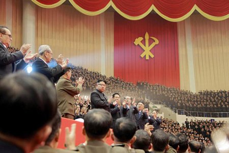 Nhà lãnh đạo Triều Tiên Kim Jong-un (giữa) dự một sự kiện tổ chức trong năm 2016. Ảnh: Reuters
