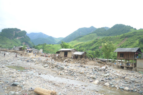 Bản Huổi Nặm, xã Nặm Păm, huyện Mường La cơn lũ đã cuốn trôi 36 ngôi nhà và nhiều ngôi nhà bị ảnh hưởng phải di dời.