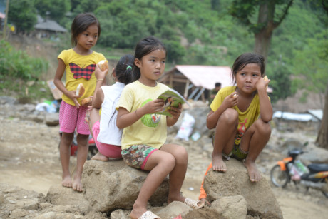 Trẻ em bản Hua Nậm, xã Nặm Păm buồn bã, thẫn thờ sau mưa lũ.