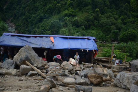 Các gia đình ở xã Nặm Păm, huyện Mường La phải làm lều tạm và nhận hàng cứu trợ.