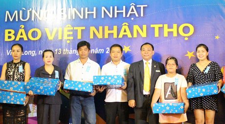 Ông Mai Đức Trọng- Giám đốc Công ty Bảo Việt Nhân thọ Vĩnh Long trao quà tri ân khách hàng thân thiết