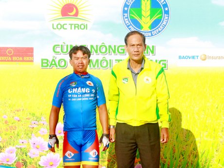 Ông Nguyễn Thanh An- Phó Giám đốc Sở Văn hóa, Thể thao và Du lịch tỉnh Vĩnh Long, Phó BTC giải trao thưởng cho Đỗ Tuấn Anh chiếc áo xanh, trước chặng 3.