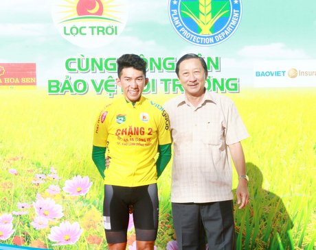  Ông Nguyễn Mỹ- Phó Chủ tịch Tập đoàn Lộc Trời trao thưởng cho Lê Ngọc  Sơn chiếc áo vàng, trước chặng 3.