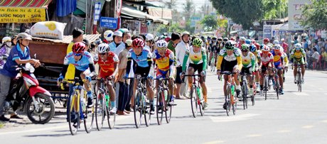 Những nỗ lực tấn công để tách tốp của các tay đua đội Premium Cycling Vĩnh Long “mở mũi” tấn công với tốc độ khá cao.