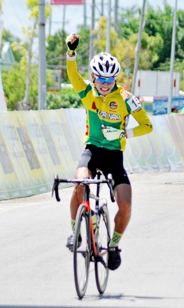Niềm vui của tuyển thủ trẻ Nguyễn Minh Việt (BTV Đại Nam Bình Dương) khi cán đích trước tiên tại chặng 3 (TX Hà Tiên, Kiên Giang).
