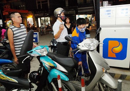 Người dân mua xăng tại cửa hàng xăng dầu số 52 của Petrolimex tại số 32 Tân Mai, Hà Nội. Ảnh: Danh Lam/TTXVN
