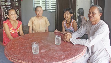 Ông Nhanh (bìa phải) đến thăm, động viên gia đình bà Kiều (thứ 2, bên trái).