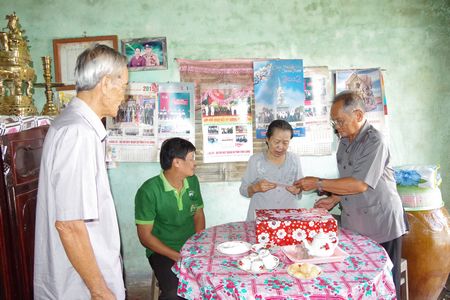 Đồng chí Nguyễn Ký Ức (bìa phải) tặng quà gia đình ông Nguyễn Văn Duy (2 Thắng), nguyên lãnh đạo Tiểu đoàn 857. 
