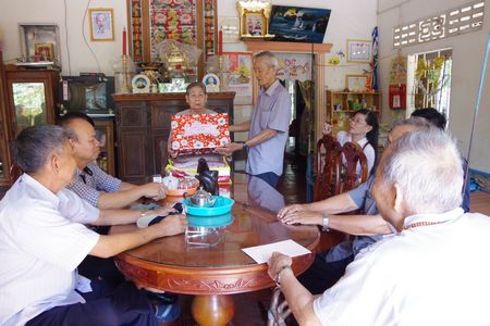 Thăm và tặng quà gia đình ông Trần Văn Ngọc- Trưởng Căn cứ Tỉnh đội Vĩnh Long.