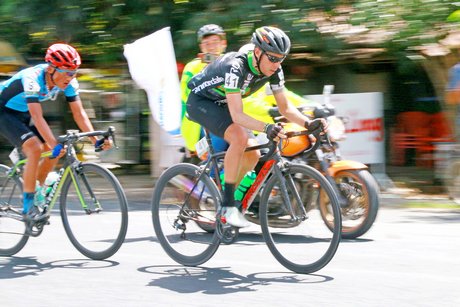  Hai tay đua Berry Josh (Premium Cycling Vĩnh Long, trước) cùng Nguyễn Văn Dương (Bike life Đồng Nai) tạo cách biệt 1’30” so với tốp sau.