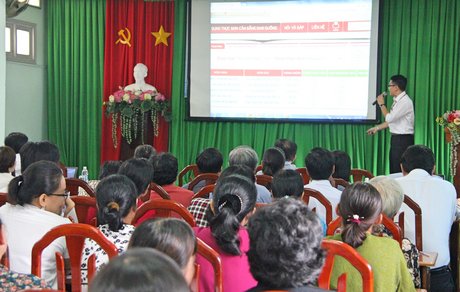 Cán bộ kỹ thuật của Công ty Ajinomoto Việt Nam hướng dẫn sử dụng phần mềm tại Sở GD- ĐT Vĩnh Long.