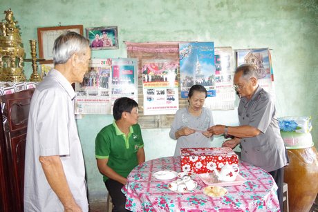 Ông Nguyễn Ký Ức (bìa phải) tặng quà gia đình ông Nguyễn Văn Duy (2 Thắng), nguyên lãnh đạo Tiểu đoàn 857.    
