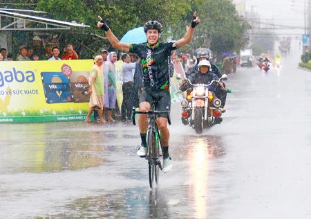 Niềm vui của tay đua Berry Josh (Premium Cycling Vĩnh Long) tại đích đến chặng 5- TP Cà Mau.