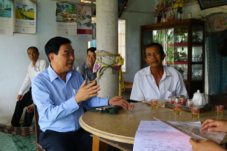 Ông Trần Hoàng Tựu- Phó Chủ tịch UBND tỉnh trực tiếp tiếp xúc với các hộ dân chưa đồng ý bàn giao mặt bằng.