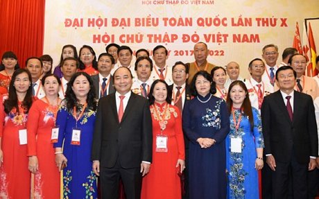 Thủ tướng Nguyễn Xuân Phúc, Phó Chủ tịch nước Đặng Thị Ngọc Thịnh cùng nguyên Chủ tịch nước Trương Tấn Sang chụp ảnh lưu niệm với các đại biểu dự Đại hội.
