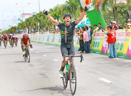 Niềm vui của tay đua Berry Josh (Premium Cycling Vĩnh Long) tại đích đến chặng 6- TP Sóc Trăng.