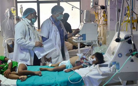 Trẻ em bị tử vong do thiếu oxy (Ảnh: OneIndia)