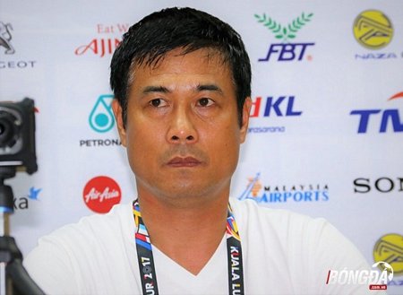   HLV Hữu Thắng hài lòng về màn thể hiện của học trò trong trận thắng 4-1 trước Campuchia. Ảnh: Đình Viên.
