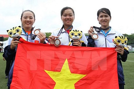 Đội bắn cung Việt Nam vui mừng với chiếc huy chương bạc. (Ảnh: Quốc Khánh/TTXVN)