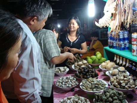 Chợ đêm thị xã Hà Tiên (Kiên Giang) thu hút khách du lịch (Ảnh: NS)