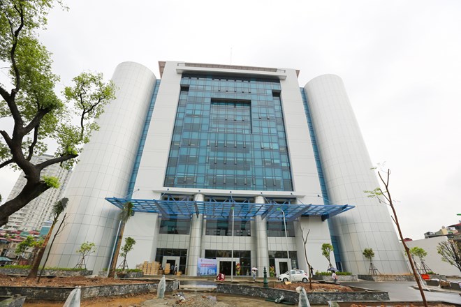  Tòa nhà A2 của Đại học Kinh tế Quốc dân với diện tích sàn gần 96.000m2 được mệnh danh là 'tòa nhà thế kỷ' vì thời gian xây dựng lên tới 14 năm mới hoàn thiện. (Ảnh: Minh Sơn/Vietnam+)