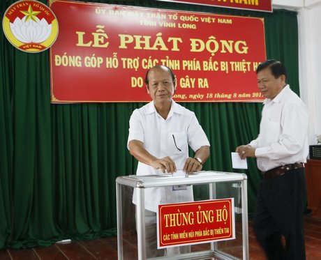 Phó Bí thư Thường trực Tỉnh ủy- Trương Văn Sáu và lãnh đạo tỉnh ủng hộ đồng bào bị thiên tai.