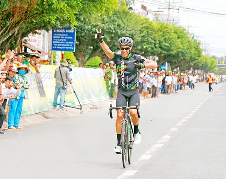  Tay đua Berry Josh (Premium Cycling Vĩnh Long) về đích đến trước tiên chặng đấu cuối của giải.