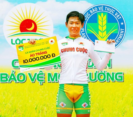 Tay đua Nguyễn Tuấn Vũ (Calytos Đồng Tháp) nhận giải áo trắng chung cuộc.